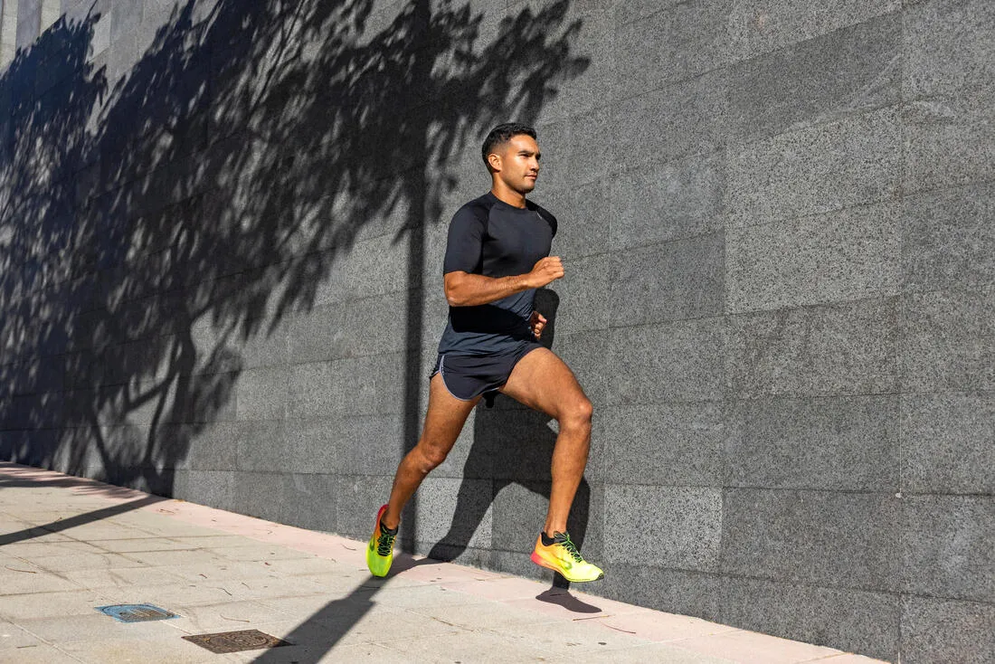 KIPRUN SPLIT MEN'S RUNNING SHORTS - BLACK/GREY